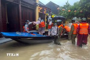 Quân đội ứng phó mưa lũ đặc biệt lớn, khẩn cấp tại thành phố Huế và Đà Nẵng