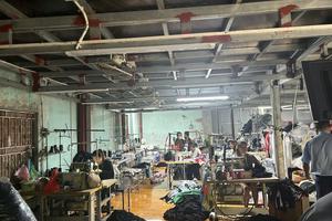 Hà Nội: Phát hiện cơ sở sản xuất hơn 16.000 sản phẩm quần áo giả mạo nhãn hiệu YONEX