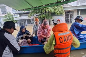 Tập trung ứng phó khẩn cấp và khắc phục hậu quả mưa lũ lớn tại khu vực Trung Bộ