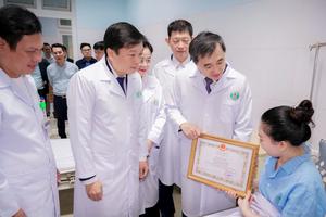 Nghệ An: Tặng bằng khen cho tập thể, cá nhân dũng cảm bảo vệ an toàn tính mạng cho bệnh nhân