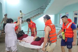 Bộ Y tế yêu cầu các cơ sở y tế khu vực miền Trung trực 24/24, sẵn sàng cấp cứu nạn nhân do mưa lũ