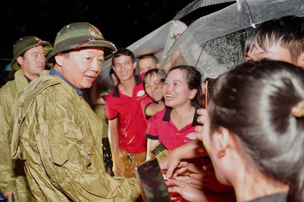 Phó Thủ tướng Trần Hồng Hà kiểm tra, thăm hỏi và động viên người dân vùng lũ Huế