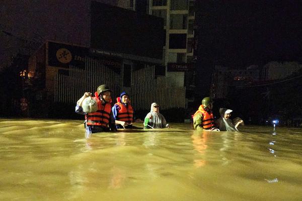 Đêm trắng cứu dân - Dấu ấn màu áo xanh Công an thành phố Huế