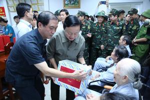 Phó Thủ tướng Trần Hồng Hà thăm, động viên bệnh nhân và nhân viên y tế vùng lũ TP. Huế