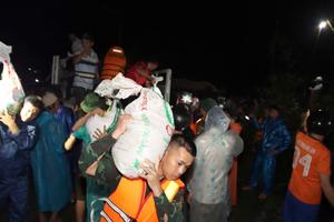 Bộ đội trắng đêm “ngăn sóng, giữ bờ”, kịp thời cứu dân trong mưa lũ