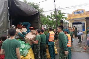 Hơn 12.600 cán bộ, chiến sĩ dốc toàn lực cứu trợ người dân trong mưa lũ