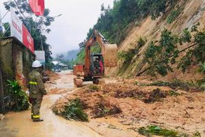 Khẩn trương khắc phục sạt lở trên nhiều tuyến giao thông huyết mạch miền Trung