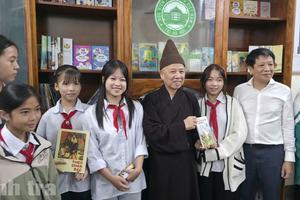 Tủ sách Phật Quang: Thắp lên ngọn lửa truyền cảm hứng để mỗi ngày các em đến trường học là một ngày hạnh phúc