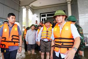 Tổng Bí thư Tô Lâm thăm, tặng quà người dân vùng lũ tại Huế
