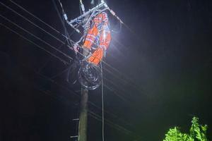 Miền Trung: Gần 99% khách hàng đã có điện trở lại sau lũ