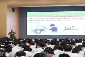 Hiểm họa đến từ không gian mạng, giải pháp nào giúp con trẻ được an toàn?