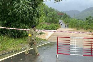 TP Huế: Lực lượng Công an dầm mưa bám địa bàn, khẩn trương khắc phục sạt lở, giúp dân vượt lũ