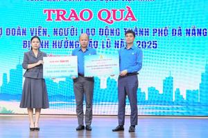 Tổng Liên đoàn Lao động Việt Nam trao quà hỗ trợ cho đoàn viên, người lao động Đà Nẵng bị ảnh hưởng bão lũ