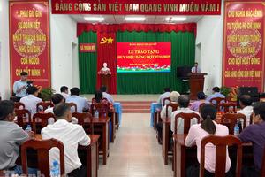 Chánh Thanh tra tỉnh Tây Ninh trao Huy hiệu Đảng cho các đảng viên tiêu biểu xã Thuận Mỹ