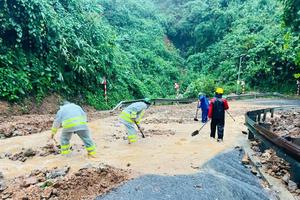 Khẩn trương xử lý 37 điểm ngập nước, sạt lở gây ách tắc giao thông tại miền Trung