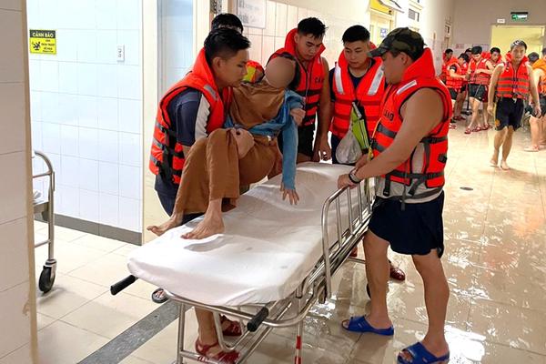 Các cơ sở y tế khu vực Trung Bộ bảo đảm công tác khám, chữa bệnh, sẵn sàng ứng phó với bão số 13