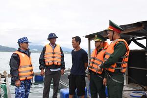 Hải đoàn 32 tuyên truyền, hướng dẫn ngư dân Khánh Hòa ứng phó bão số 13