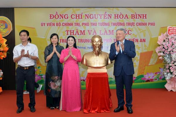 Phó Thủ tướng Thường trực Chính phủ Nguyễn Hòa Bình thăm và tặng Trường THPT Kiến An phòng học thông minh