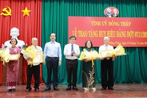 Đồng Tháp trao tặng Huy hiệu đảng cho 616 đảng viên