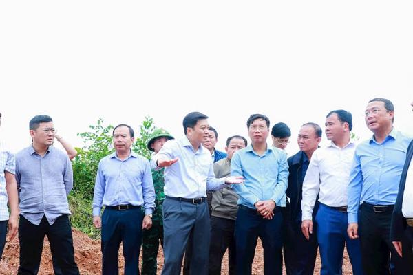 Chủ tịch UBND tỉnh Nghệ An kiểm tra khắc phục hậu quả thiên tai và khảo sát khu tái định cư tại xã Nhôn Mai