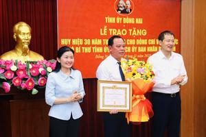 Trao Huy hiệu 30 năm tuổi Đảng cho Phó Bí thư Tỉnh ủy, Chủ tịch UBND tỉnh Đồng Nai Võ Tấn Đức