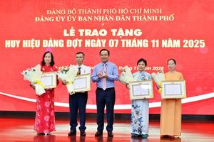 Huy hiệu Đảng – phần thưởng cao quý cho 32 đảng viên tiêu biểu của TP Hồ Chí Minh