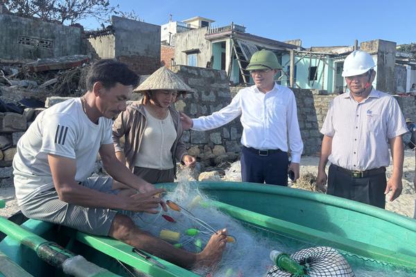 Chủ tịch UBND tỉnh Gia Lai trực tiếp kiểm tra, chỉ đạo khắc phục thiệt hại sau bão số 13