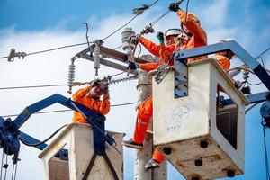 Cấp điện trở lại cho gần 1,4 triệu khách hàng miền Trung – Tây Nguyên sau bão số 13