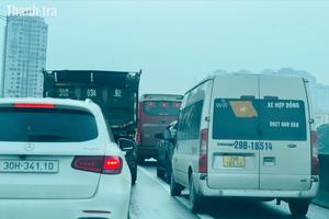 “Ngắm” xe ô tô vô tư đi vào làn dừng khẩn cấp