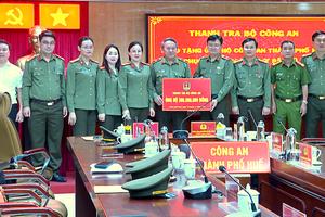 Thanh tra Bộ Công an tặng quà, hỗ trợ cán bộ, chiến sĩ và Nhân dân vùng lũ Huế