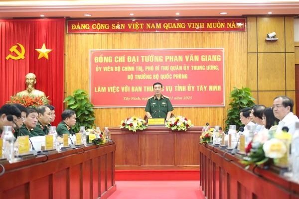 Bộ trưởng Bộ Quốc phòng Phan Văn Giang làm việc với Ban Thường vụ Tỉnh ủy Tây Ninh