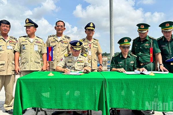 Bộ đội Biên phòng Đồng Tháp tiếp nhận 57 công dân Việt Nam do Campuchia trao trả