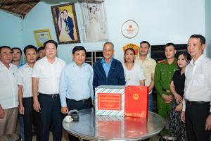 Phó Thủ tướng Nguyễn Chí Dũng thăm, động viên người dân vùng lũ Huế