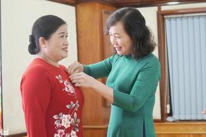 Trao tặng Huy hiệu 30 năm tuổi Đảng cho nguyên Chủ tịch UBND tỉnh Bình Phước (cũ) Trần Tuệ Hiền