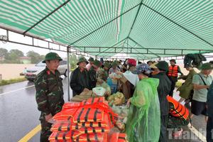 Hỗ trợ khẩn cấp 700 tỷ đồng cho 4 tỉnh, thành miền Trung khắc phục hậu quả thiên tai