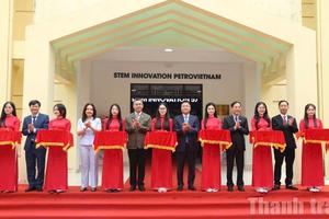 Phó Thủ tướng Lê Thành Long dự Lễ kỷ niệm 43 năm Ngày Nhà giáo Việt Nam tại Trường THPT chuyên Lam Sơn