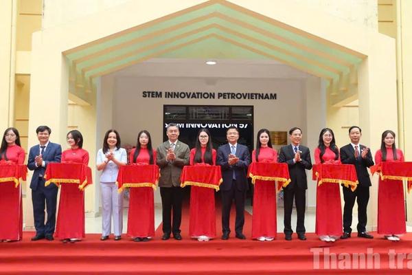 Phó Thủ tướng Lê Thành Long dự Lễ kỷ niệm 43 năm Ngày Nhà giáo Việt Nam tại Trường THPT chuyên Lam Sơn