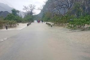 Mưa lớn bao trùm Quảng Trị, hàng nghìn hộ dân ngập sâu, nhiều tuyến giao thông bị chia cắt