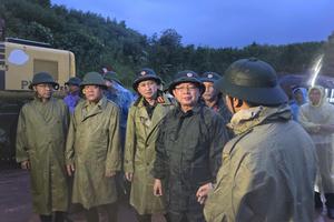 Phó Thủ tướng Chính phủ Hồ Quốc Dũng trực tiếp kiểm tra hiện trường sạt lở đèo Khánh Lê