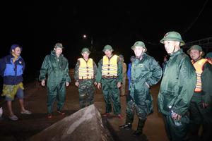 Đà Nẵng: Hơn 500 cán bộ, chiến sĩ ứng cứu bờ kè xuyên đêm