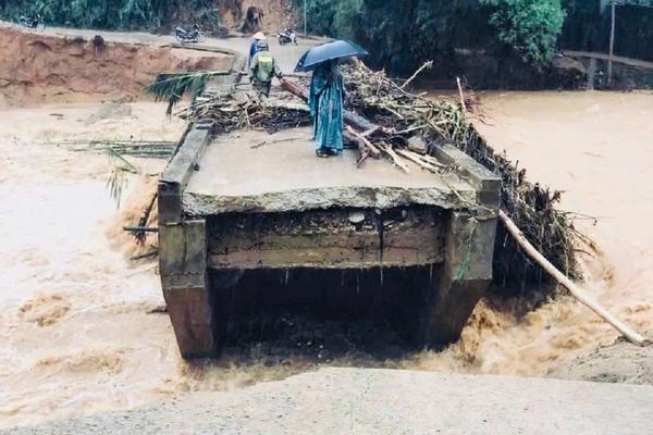 Bộ Xây dựng yêu cầu tập trung ứng phó, khắc phục hậu quả mưa lũ tại khu vực Trung Bộ