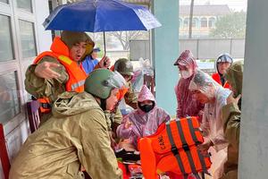 Đắk Lắk: Vượt lũ cứu sản phụ đến trạm xá an toàn