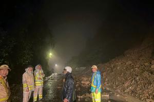 Cảnh sát giao thông Đắk Lắk căng mình giữa mưa lũ: Điều tiết giao thông, cứu trợ dân trong vùng nguy hiểm