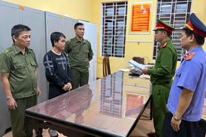 Bắt phụ huynh giật dây chuyền của bé gái lớp 1 trong sân trường