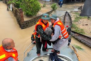 Lữ đoàn 572: Vượt lũ, giải cứu người dân thoát khỏi vùng cô lập