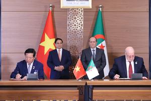 Bộ trưởng Bộ Xây dựng ký hai văn kiện hợp tác quan trọng trong chuyến thăm Algeria của Thủ tướng Chính phủ Phạm Minh Chính