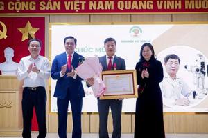 Chủ tịch UBND tỉnh Nghệ An tặng hoa chúc mừng tân Phó Giáo sư Trần Tất Thắng