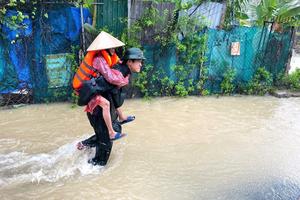 Nơi tâm lũ, màu áo lính thắp lên niềm tin cho người dân