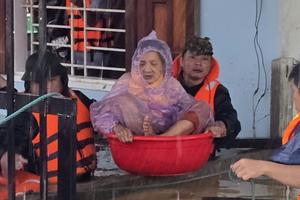 Cán bộ, chiến sĩ xuyên đêm cứu trợ người dân với tinh thần “đến sớm nhất – rời muộn nhất”