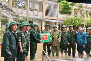 Thượng tướng Trương Thiên Tô thăm hỏi, trao quà hỗ trợ người dân vùng lũ